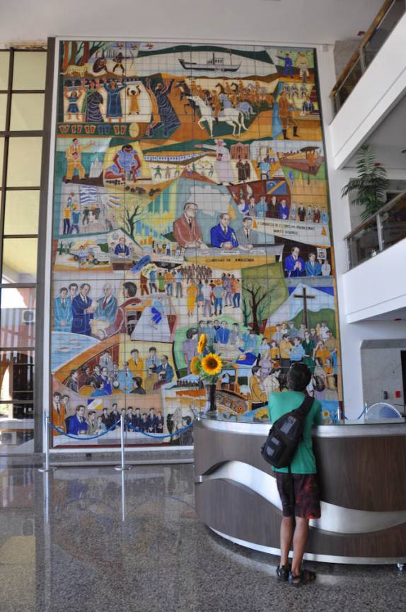 Admirando mural dentro do Palácio Araguaia, em Palmas - TO